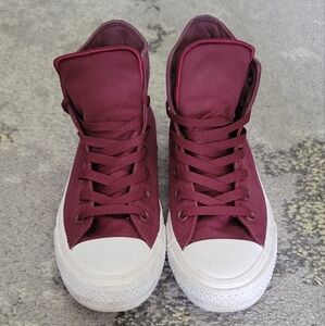 Unisex Maroon Chuck Taylor's II (Excellent Condition)